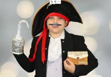 Zdjęcie ucznia przebranego w strój pirata.