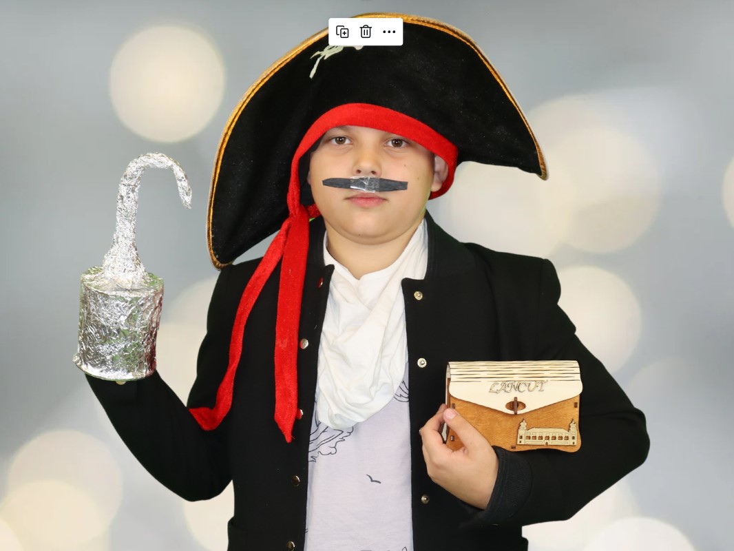 Zdjęcie ucznia przebranego w strój pirata.