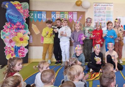 Dzieci prezentują kolorowe pluszaki
