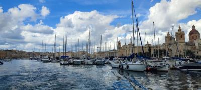 Widok na port w trójmieście, zacumowane w porcie żaglówki.