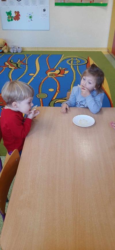 Dzieci jedzą wafelki z miodem