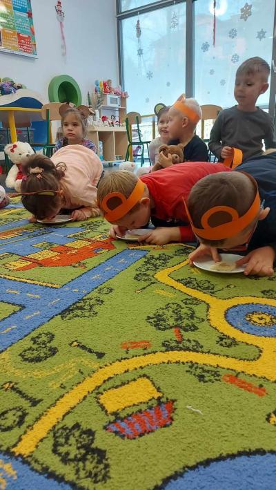 Dzieci jedzą wafle z miodem