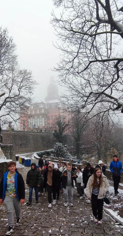 Uczniowie spacerują wokół Zamku.