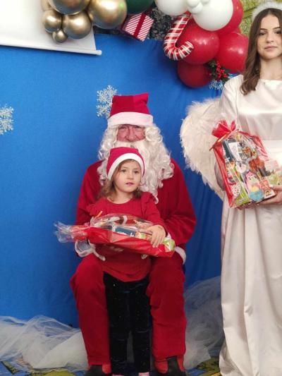 dziewczynka z Mikołajem aniołkiem i prezentem