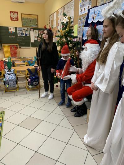 Święty Mikołaj wraz z aniołkami odwiedza uczniów Zespołu Szkolno Przedszkolnego w Libuszy