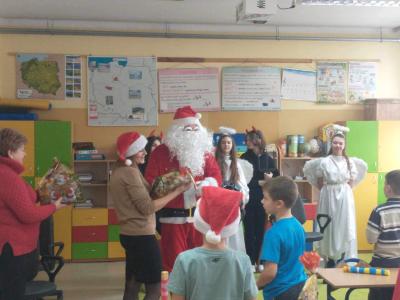 Święty Mikołaj wraz z aniołkami odwiedza uczniów Zespołu Szkolno Przedszkolnego w Libuszy