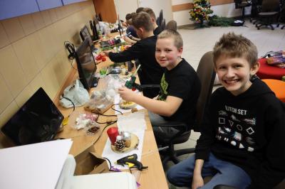Uczniowie klasy VIb wykonuja na stolikach stroiki bożonarodzeniowe z pienków drewnianych, gałązek jodły, bombek, szyszek, orzechów.