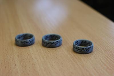 Wydrukowane na drukarce 3D pierścienie władzy.