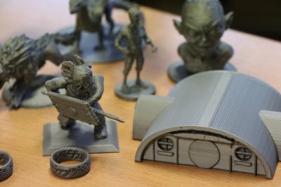 Wydrukowane na drukarce 3D postacie pierwszoplanowe powieści Hobbit.