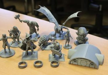 Figurki wydrukowane na drukarce 3D przedstawiające postacie pierwszoplanowe z książki Hobbit.