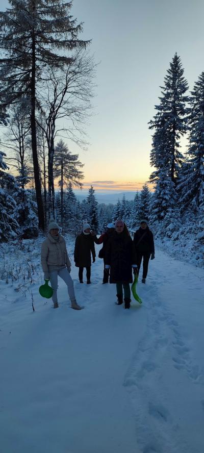 Grupa nauczycieli spaceruje szlakiem po Magurze Malastowskiej