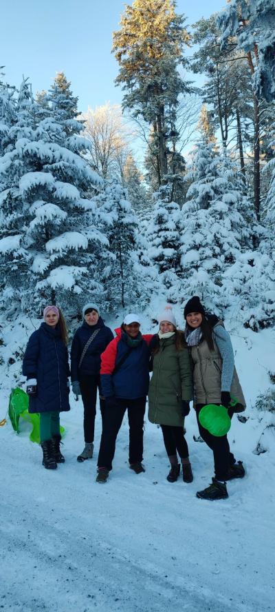 Grupa nauczycieli w zimowej scenerii