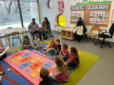 Nauczyciele z Portugalii przyglądają się zajęciom w grupie przedszkolnej
