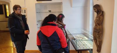 Nauczycielki z Portugali oglądają gabloty w bieckim muzeum