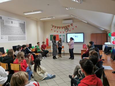 Nauczycielki z Portugali prezentują swój kraj polskim uczniom i nauczycielom
