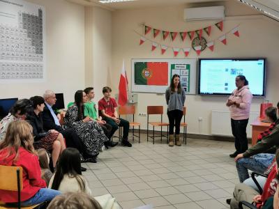 Nauczycielki z Portugali prezentują swój kraj polskim uczniom i nauczycielom