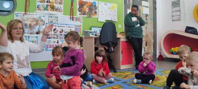 Nauczycielki z Portugalii obserwują zajęcia w grupie zintegrowanej w przedszkolu
