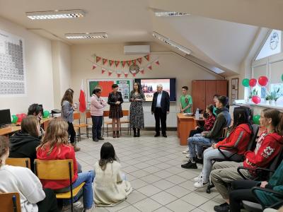 Społeczność szkolna w czasie powitania gości z Portugalii