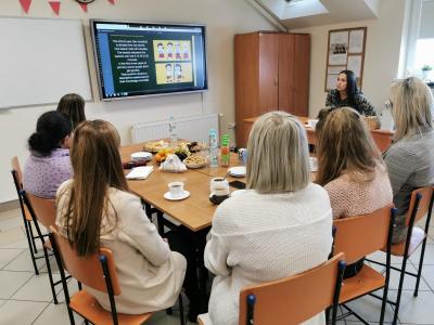 Spotkanie nauczycieli. Koordynator prezentuje polski system edukacyjny.