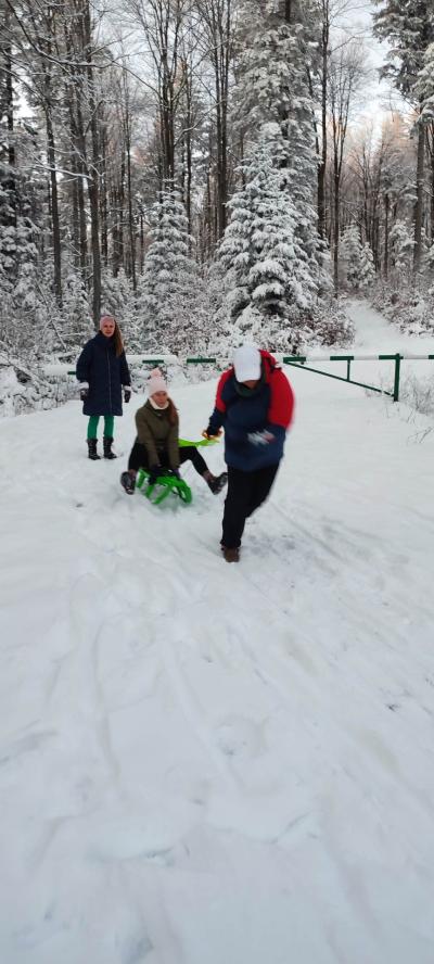 Trzech nauczycieli w czasie zabaw na śniegu.