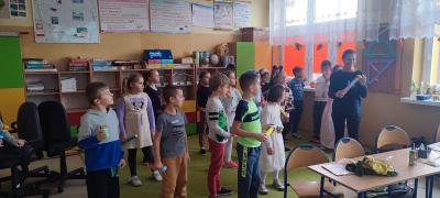 Uczniowie klasy drugiej uczą portugalską nauczycielkę zabawy.