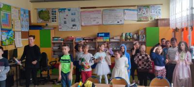Uczniowie klasy drugiej uczą portugalską nauczycielkę zabawy.