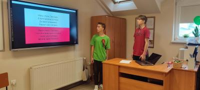 Uczniowie prezentują najważniejsze informacje o Polsce