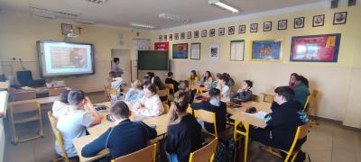 Uczniowie w klasie w czasie lekcji języka polskiego