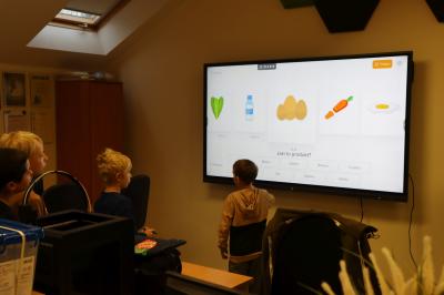 Uczniowie wykorzystują uczenie maszynowe na tablicy interaktywnej w celu zaprogramowania zachowania robota.
