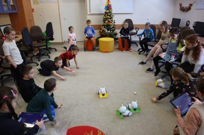 Uczniowie rozgrywają mecz piłki nożnej wykorzystując robota Photona.