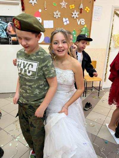 chłopiec i dziewczynka podczas zabawy Taniec na gazecie