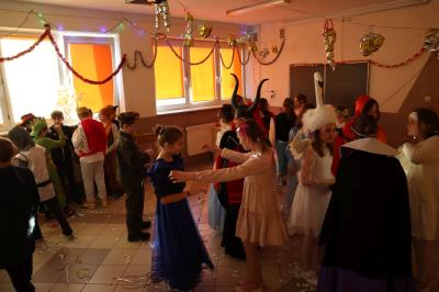taniec karnawałowy uczniów w sali