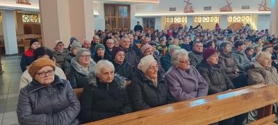 Podopieczni Ośrodka Wsparcia i Aktywizacji Osób Starszych z Libuszy  oglądają przedstawienie