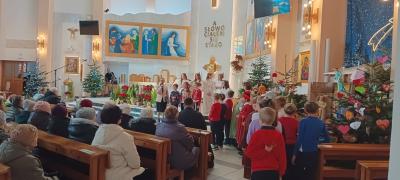 Dzieci występujące w kościele podczas Jasełek