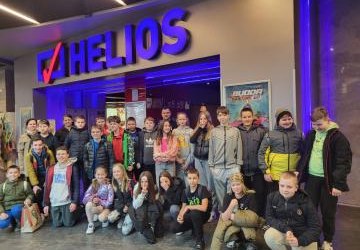 Zdjęcie grupowe uczestników wycieczki przed kinem Helios