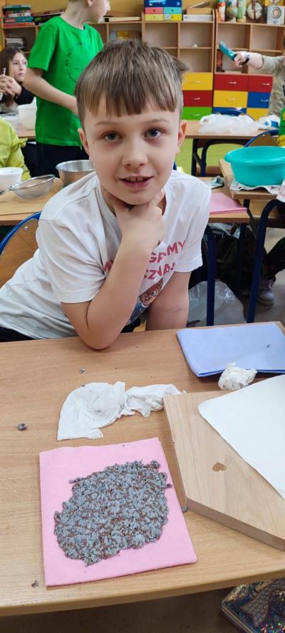 Uczeń w trakcie wykonywania przywieszki z papieru czerpanego