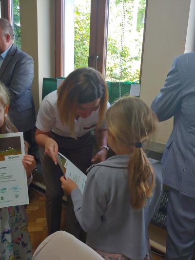 Dzieci odbierają nagrody w konkursie Mój las