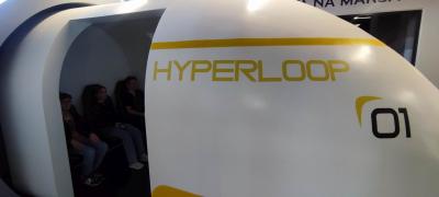 Uczniowie w modelu pociągu Hyperloop