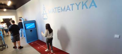 Uczniowie eksperymentujący w Strefie Matematyka