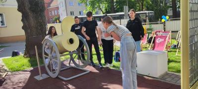 Uczniowie eksperymentują na dziedzińcu przed GEN