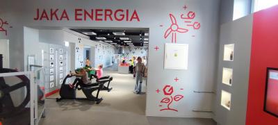 Uczniowie eksperymentujący na ekspozycji Jaka Energia