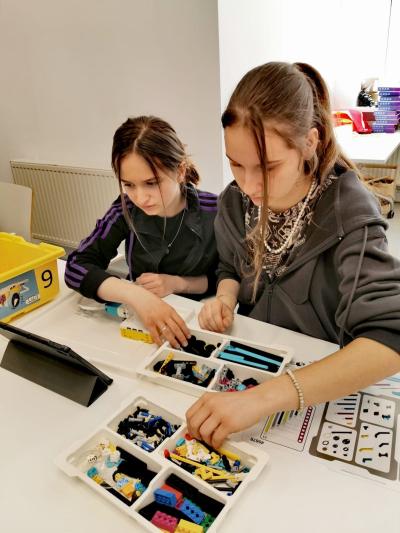 dwie dziewczynki projektują robota z zestawu LEGO Education.