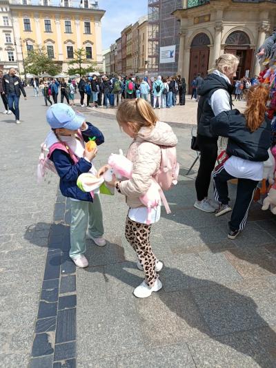 dwie dziewczynki trzymają zakupione pamiątki( pluszaki).jpg