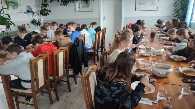 Uczniowie jedzą obiad w restauracji