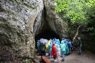 Uczestnicy wycieczki przed Jaskinią Nietoperzową