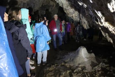 Uczniowie wraz z przewodnikiem - zwiedzają jaskinię nietoperzową.