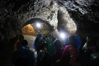 Uczniowie wraz z przewodnikiem - zwiedzają jaskinię nietoperzową.