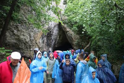 Uczniowie zwiedzają najbliższe otoczenie jaskini nietoperzowej.