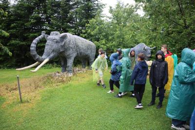 Uczniowie oglądają figurę mamuta