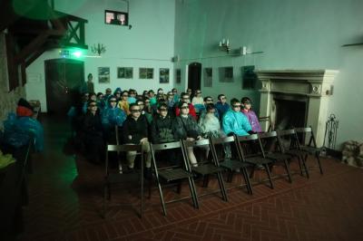 Uczniowie oglądają film 3D w muzeum przyrodniczym